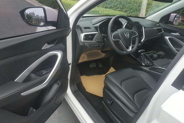 Used Baojun 530 2020 1.5T CVT Prestige Connected Version 6 Seats Interior 3