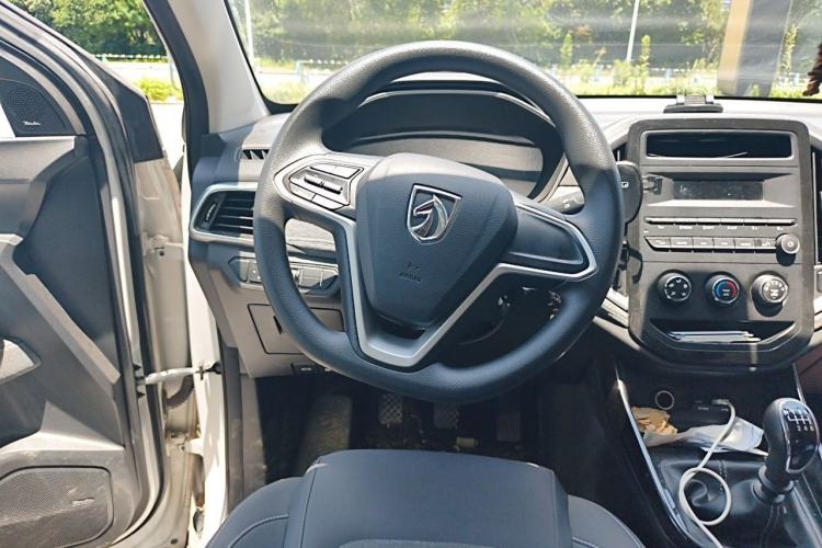 Used Baojun 530 2020 1.5T Manual Comfort Version 6 Seats Steering Wheel