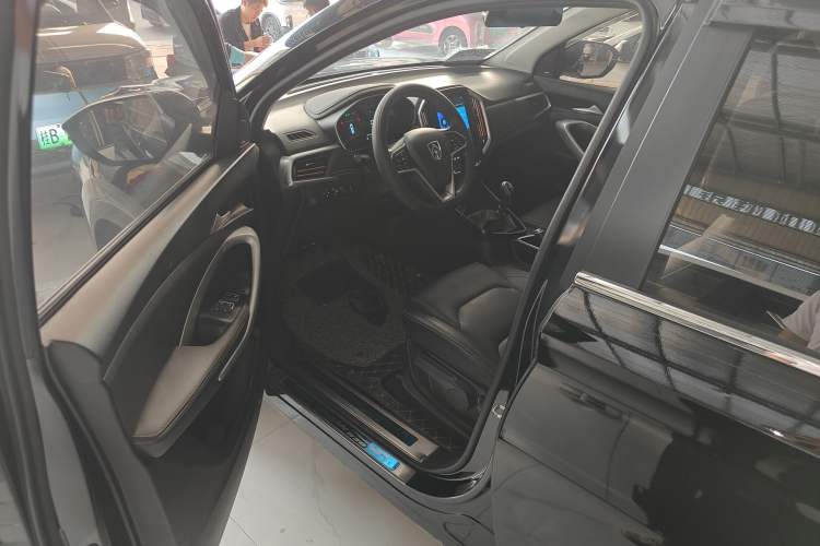 Used Baojun 530 2021 Global Car Anniversary Edition 1.5T Manual Luxury Model 7 Seats Interior 3