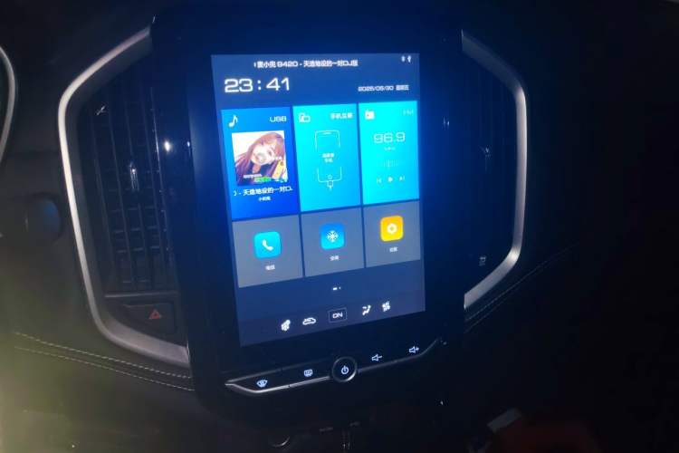 Used Baojun 530 2021 Global Car Anniversary Edition 1.5T Manual Luxury Model 7 Seats Audio And AC Panel