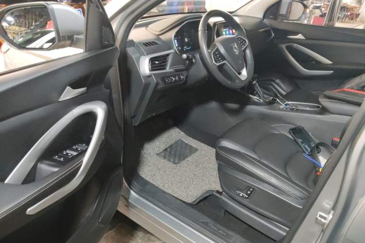 Used Baojun 530 2021 Global Car Anniversary Edition 1.5T CVT Prestige Connected Model 7 Seats Interior 3