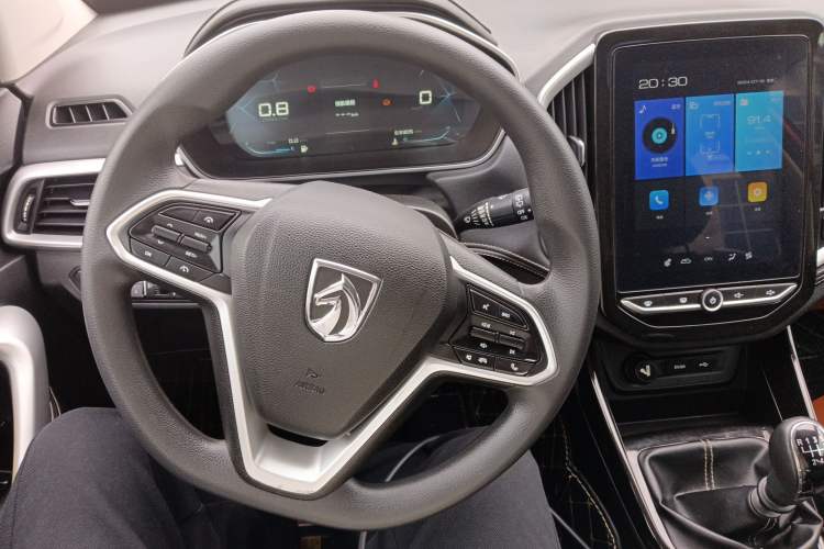Used Baojun 530 2021 Global Car Anniversary Edition 1.5T Manual Luxury Model 7 Seats Steering Wheel