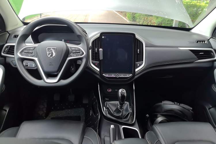 Used Baojun 530 2021 Global Car Anniversary Edition 1.5T Manual Luxury Model 6 Seats Center Console