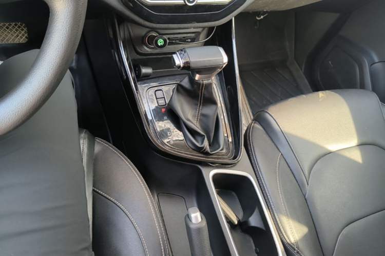 Used Baojun 530 2021 Global Car Anniversary Edition 1.5T CVT Luxury Model 5 Seats Gear Lever