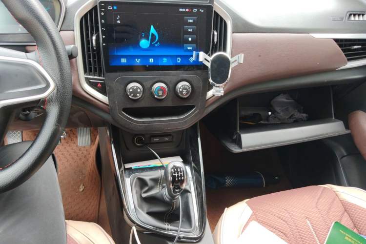 Used Baojun 530 2021 Global Car Anniversary Edition 1.5T Manual Comfort Version 7 Seats Audio And AC Panel