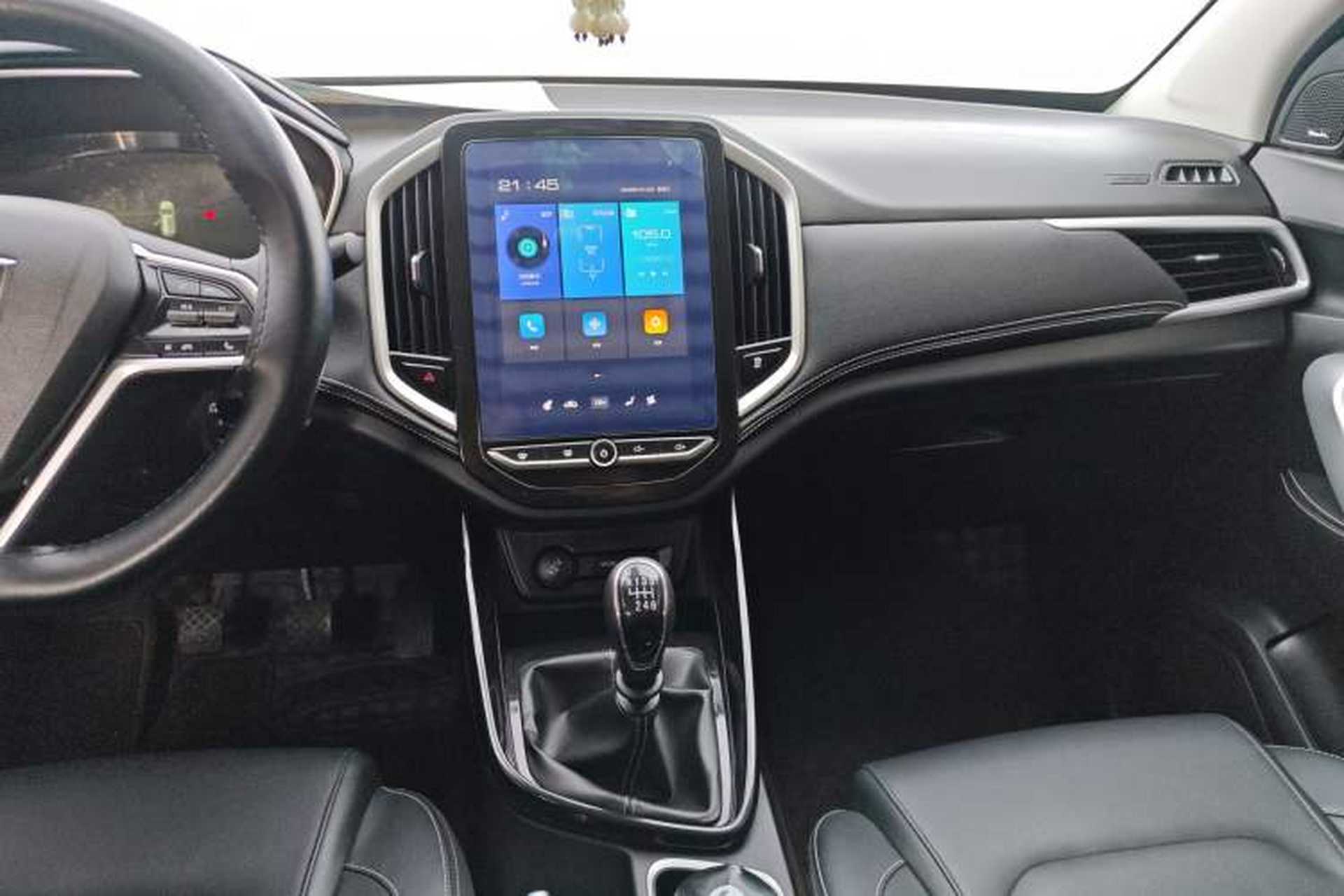Used Baojun 530 2021 Global Car Anniversary Edition 1.5T Manual Luxury Model 6 Seats Audio And AC Panel