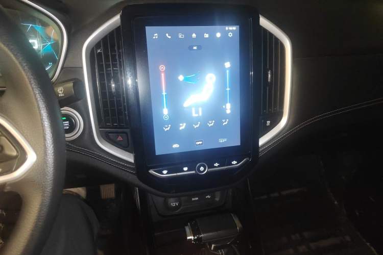 Used Baojun 530 2021 Global Car Anniversary Edition 1.5T CVT Luxury Model 5 Seats Audio And AC Panel