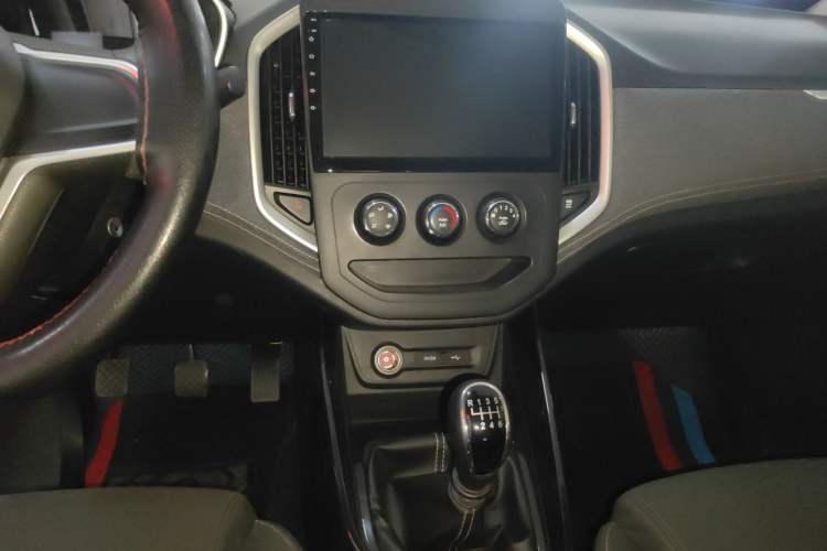 Used Baojun 530 2021 Global Car Anniversary Edition 1.5T Manual Comfort Model 5 Seats Audio And AC Panel