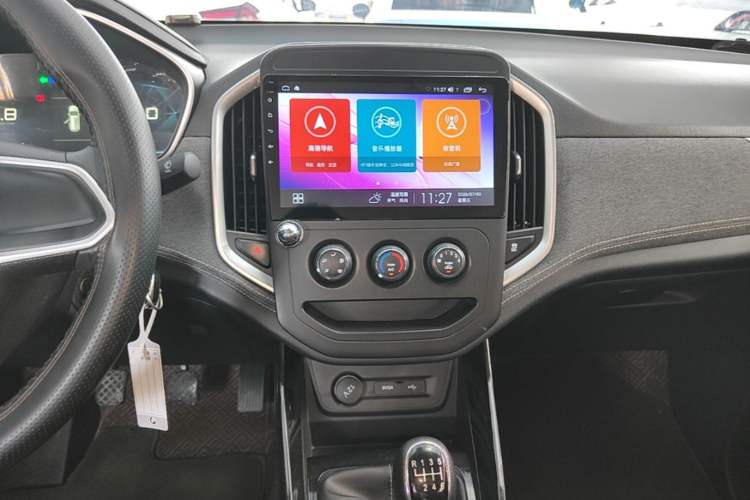 Used Baojun 530 2021 Global Car Anniversary Edition 1.5T Manual Comfort Model 6 Seats Audio And AC Panel