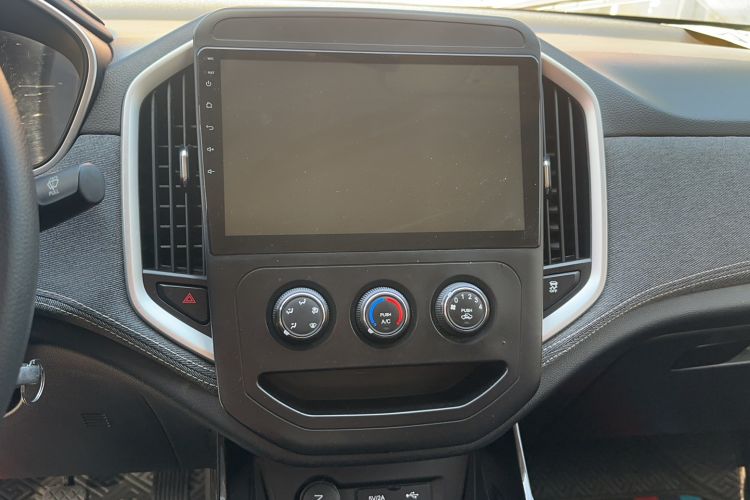 Used Baojun 530 2021 Global Car Anniversary Edition 1.5T Manual Comfort Version 7 Seats Audio And AC Panel