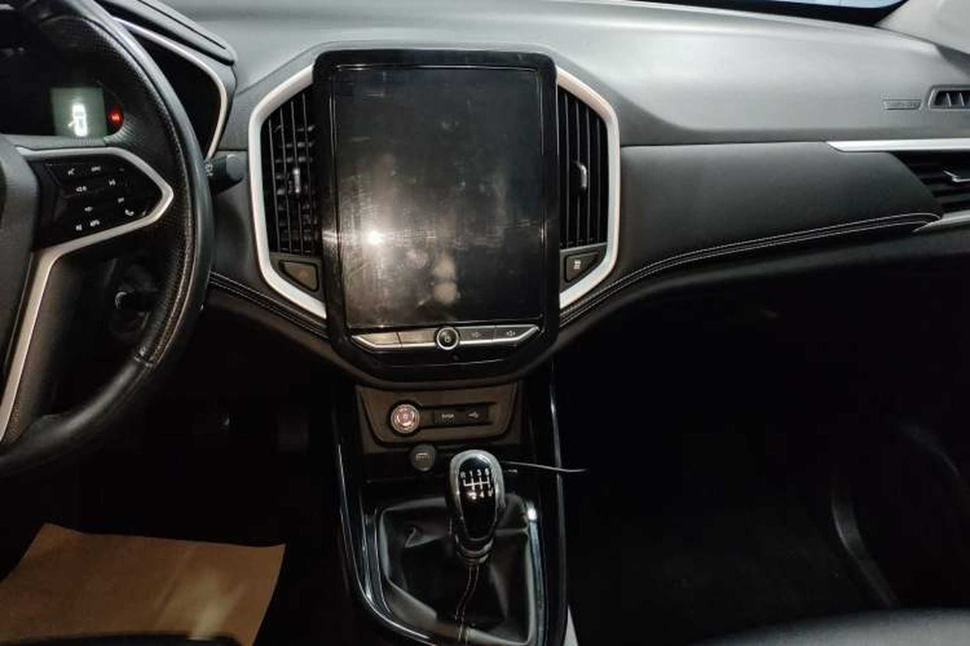 Used Baojun 530 2021 Global Car Anniversary Edition 1.5T Manual Prestige Model 6 Seats Audio And AC Panel