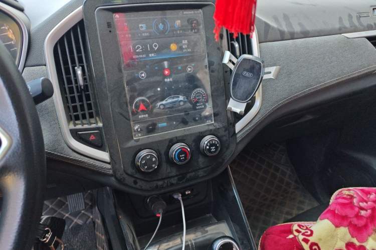Used Baojun 530 2021 Global Car Anniversary Edition 1.5T Manual Comfort Version 7 Seats Audio And AC Panel
