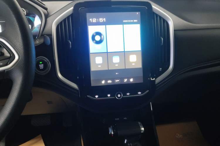 Used Baojun 530 2021 Global Car Anniversary Edition 1.5T CVT Luxury Model 5 Seats Audio And AC Panel