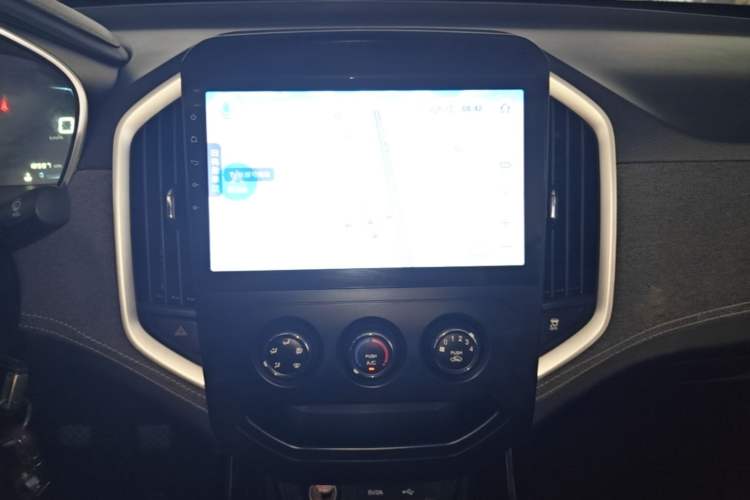 Used Baojun 530 2021 Global Car Anniversary Edition 1.5T Manual Comfort Version 7 Seats Audio And AC Panel