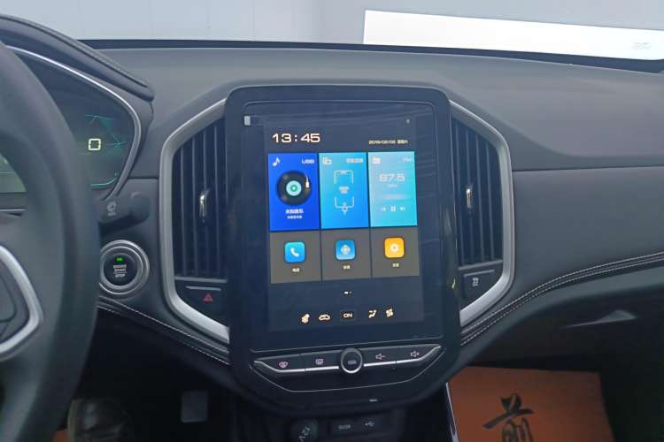 Used Baojun 530 2021 Global Car Anniversary Edition 1.5T CVT Luxury Model 6 Seats Audio And AC Panel