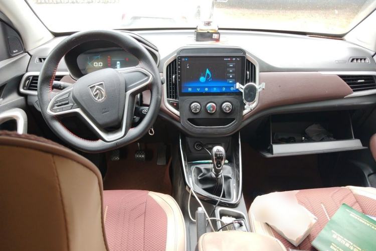Used Baojun 530 2021 Global Car Anniversary Edition 1.5T Manual Comfort Version 7 Seats Center Console
