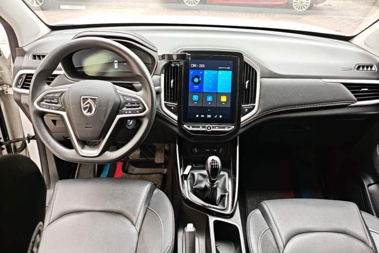Used Baojun 530 2021 Global Car Anniversary Edition 1.5T Manual Luxury Model 5 Seats Center Console
