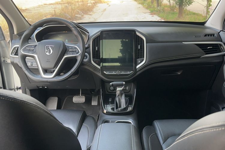Used Baojun 530 2021 Global Car Anniversary Edition 1.5T CVT Prestige Connected Model 6 Seats Center Console
