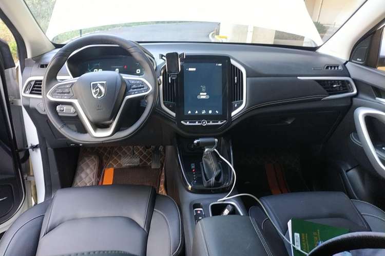 Used Baojun 530 2021 Global Car Anniversary Edition 1.5T CVT Prestige Connected Model 6 Seats Center Console