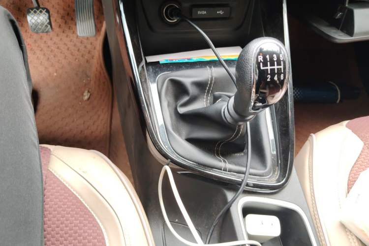 Used Baojun 530 2021 Global Car Anniversary Edition 1.5T Manual Comfort Version 7 Seats Gear Lever