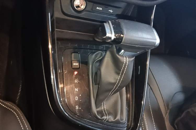Used Baojun 530 2021 Global Car Anniversary Edition 1.5T CVT Luxury Model 6 Seats Gear Lever