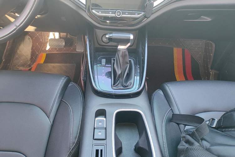 Used Baojun 530 2021 Global Car Anniversary Edition 1.5T CVT Prestige Connected Model 7 Seats Gear Lever