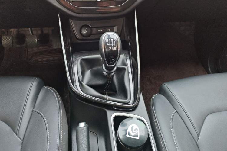Used Baojun 530 2021 Global Car Anniversary Edition 1.5T Manual Luxury Model 6 Seats Gear Lever