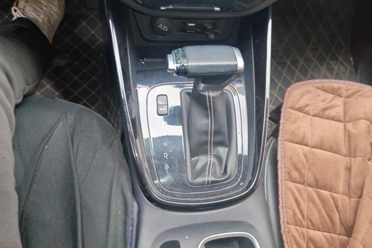 Used Baojun 530 2021 Global Car Anniversary Edition 1.5T CVT Prestige Connected Model 5 Seats Gear Lever