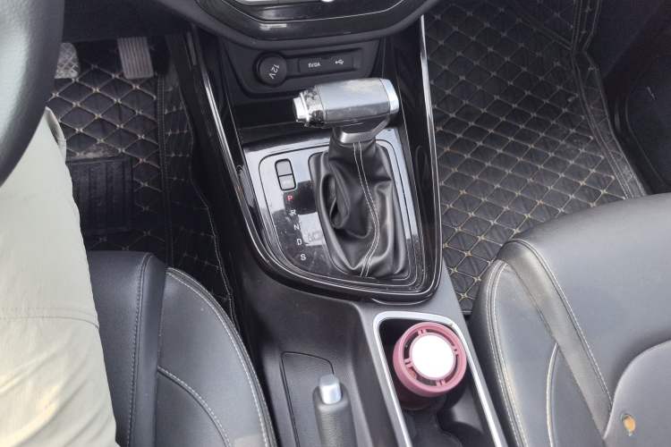 Used Baojun 530 2021 Global Car Anniversary Edition 1.5T CVT Luxury Model 5 Seats Gear Lever