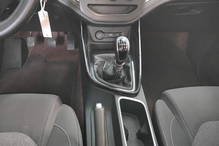 Used Baojun 530 2021 Global Car Anniversary Edition 1.5T Manual Comfort Model 6 Seats Gear Lever