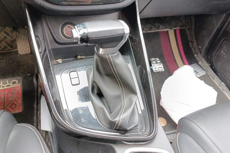 Used Baojun 530 2021 Global Car Anniversary Edition 1.5T CVT Luxury Model 7 Seats Gear Lever