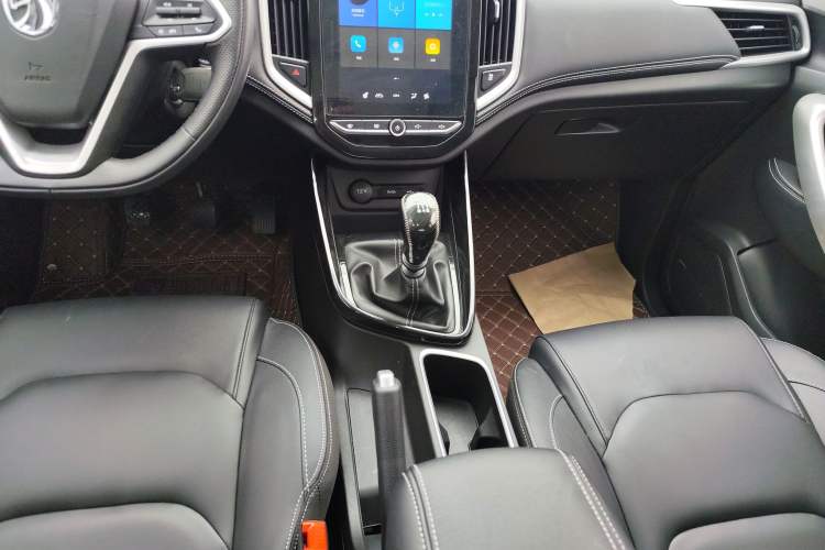 Used Baojun 530 2021 Global Car Anniversary Edition 1.5T Manual Prestige Model 6 Seats Gear Lever