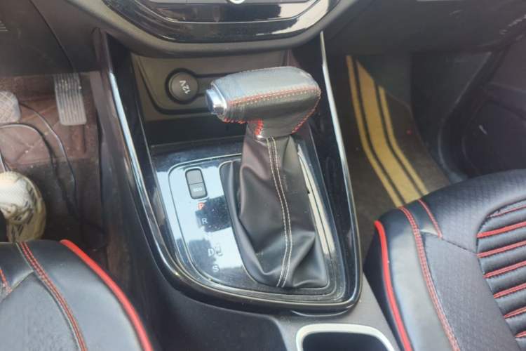 Used Baojun 530 2021 Global Car Anniversary Edition 1.5T CVT Luxury Model 5 Seats Gear Lever