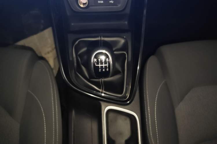 Used Baojun 530 2021 Global Car Anniversary Edition 1.5T Manual Comfort Version 7 Seats Gear Lever
