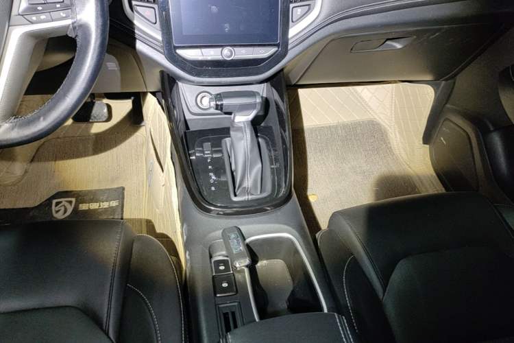 Used Baojun 530 2021 Global Car Anniversary Edition 1.5T CVT Prestige Connected Model 7 Seats Gear Lever