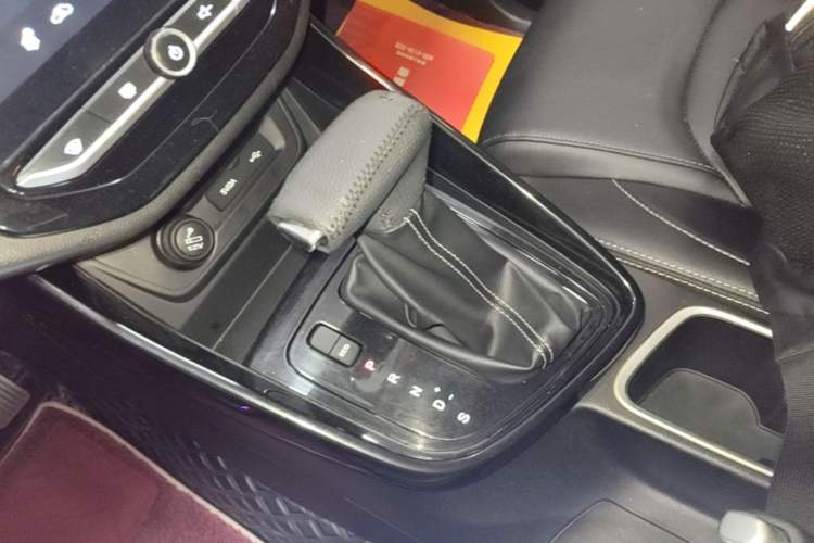 Used Baojun 530 2021 Global Car Anniversary Edition 1.5T CVT Luxury Model 7 Seats Gear Lever