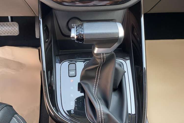 Used Baojun 530 2021 Global Car Anniversary Edition 1.5T CVT Luxury Model 6 Seats Gear Lever