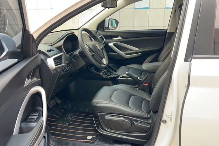Used Baojun 530 2021 Global Car Anniversary Edition 1.5T CVT Luxury Model 7 Seats Interior 2