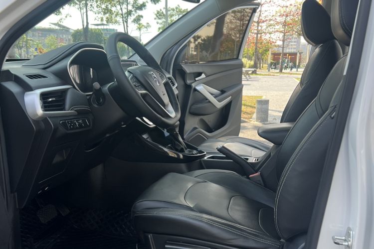 Used Baojun 530 2021 Global Car Anniversary Edition 1.5T CVT Luxury Model 7 Seats Interior 3