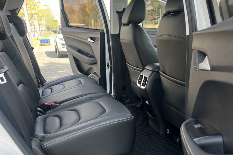 Used Baojun 530 2021 Global Car Anniversary Edition 1.5T CVT Luxury Model 7 Seats Interior 4