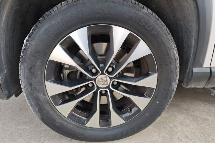 Used Baojun 530 2021 Global Car Anniversary Edition 1.5T Manual Luxury Model 6 Seats Left Front Wheel Hub