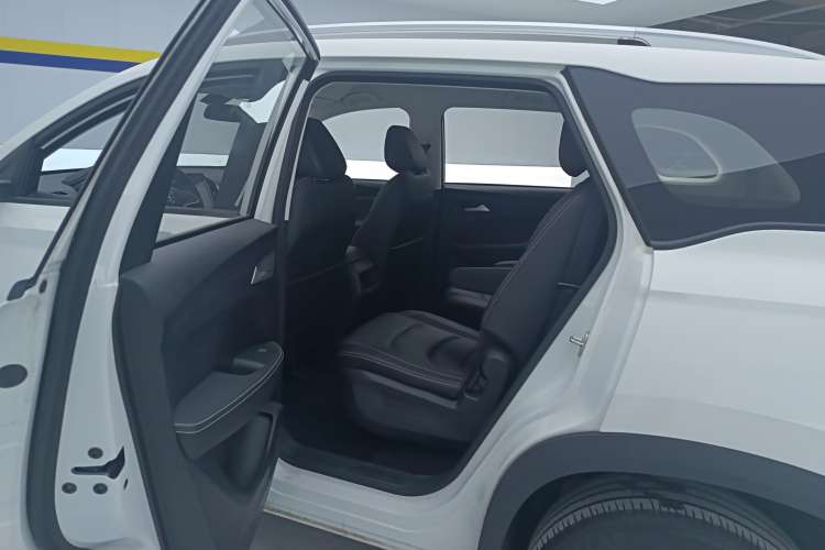 Used Baojun 530 2021 Global Car Anniversary Edition 1.5T CVT Luxury Model 6 Seats Left Rear Seat