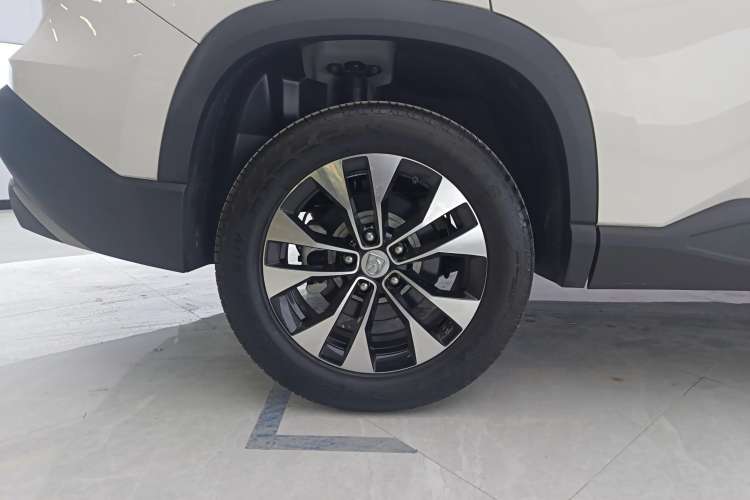 Used Baojun 530 2021 Global Car Anniversary Edition 1.5T CVT Luxury Model 6 Seats Left Rear Wheel Hub