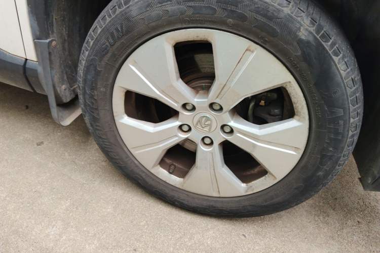 Used Baojun 530 2021 Global Car Anniversary Edition 1.5T Manual Comfort Version 7 Seats Right Front Wheel Hub