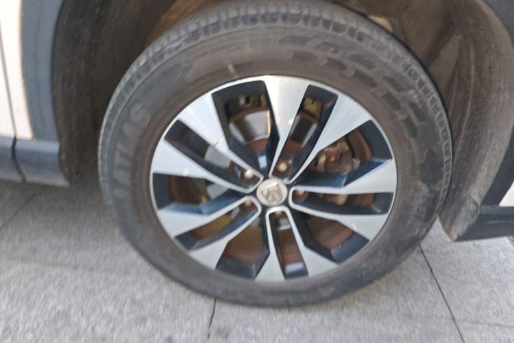 Used Baojun 530 2021 Global Car Anniversary Edition 1.5T Manual Luxury Model 5 Seats Right Front Wheel Hub