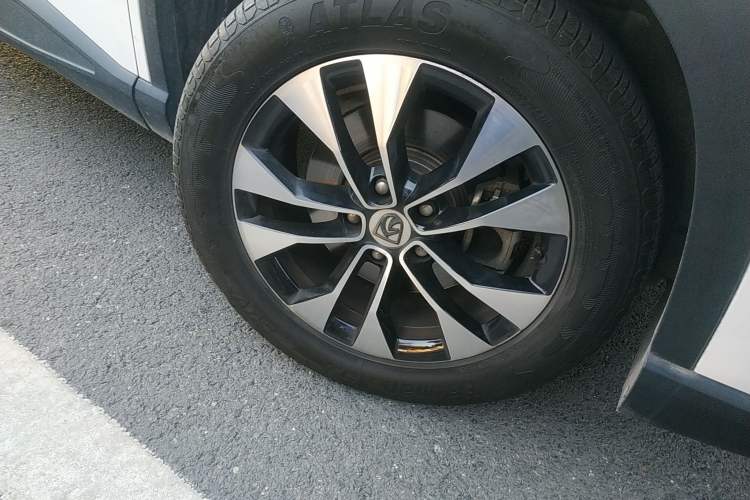 Used Baojun 530 2021 Global Car Anniversary Edition 1.5T CVT Prestige Connected Model 7 Seats Right Front Wheel Hub