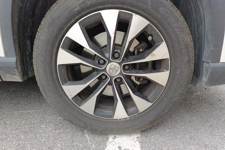 Used Baojun 530 2021 Global Car Anniversary Edition 1.5T CVT Luxury Model 7 Seats Right Front Wheel Hub