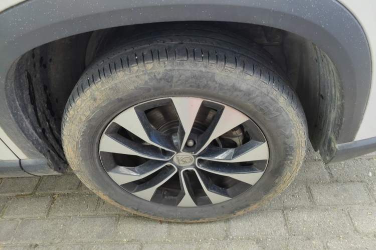 Used Baojun 530 2021 Global Car Anniversary Edition 1.5T Manual Luxury Model 6 Seats Right Front Wheel Hub