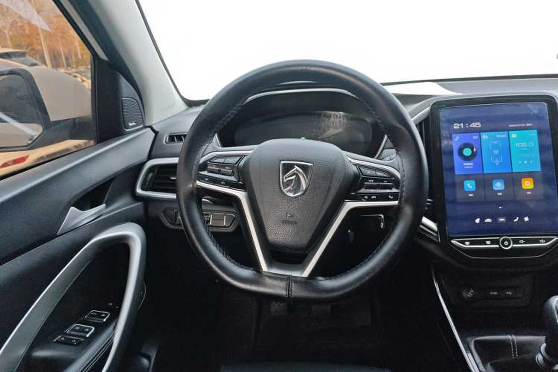 Used Baojun 530 2021 Global Car Anniversary Edition 1.5T Manual Luxury Model 6 Seats Steering Wheel