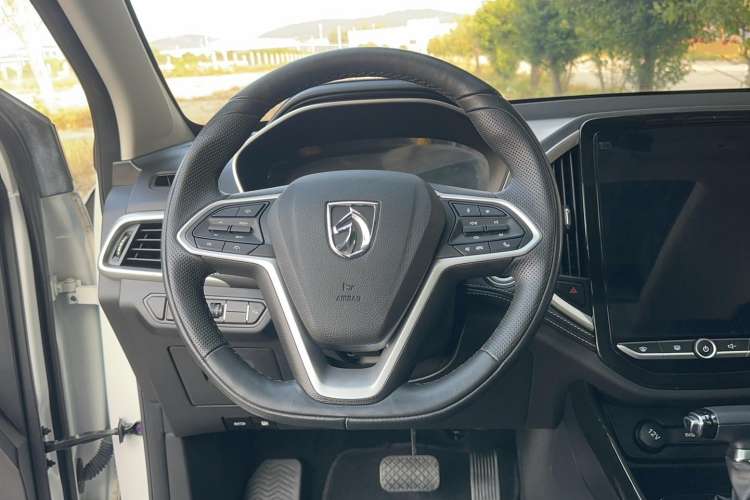 Used Baojun 530 2021 Global Car Anniversary Edition 1.5T CVT Prestige Connected Model 6 Seats Steering Wheel